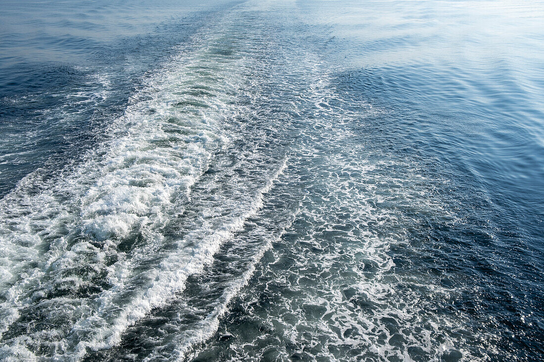 Das Kielwasser eines Fährschiffs, Schaum und Wellen auf dem Meer.