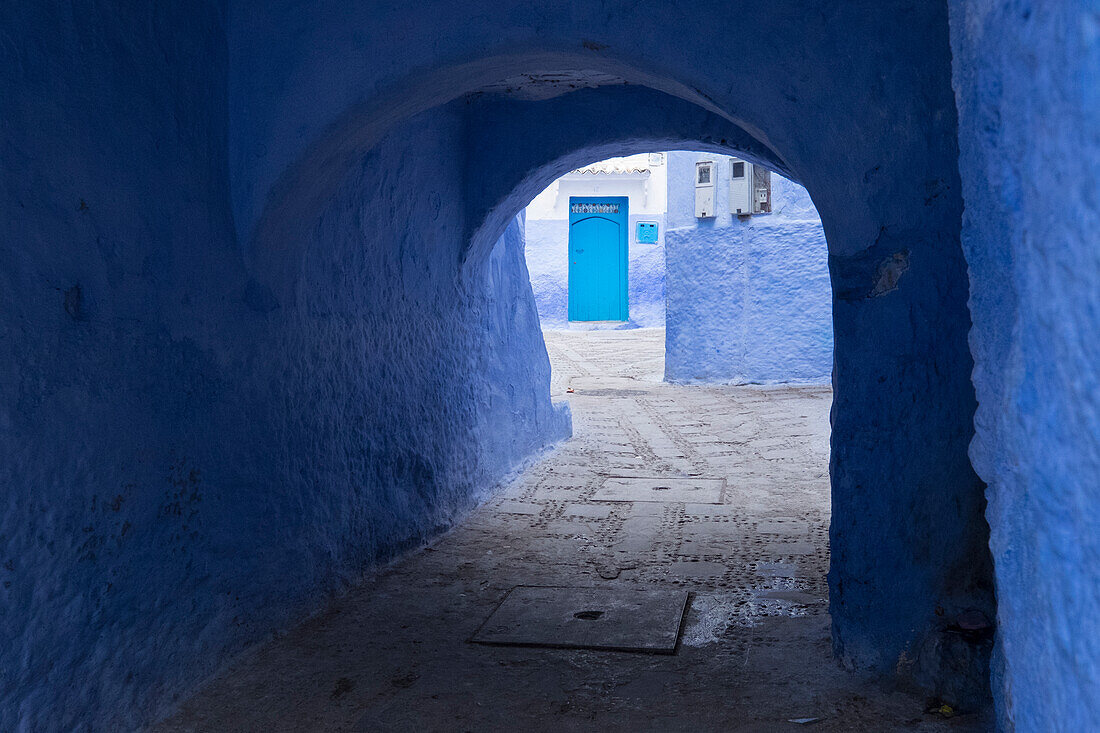 Marokko. Eine blaue Gasse und eine Tür in der Bergstadt Chefchaouen.