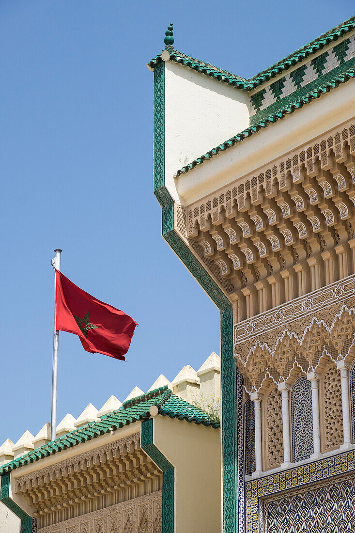 Marokko, Fes. Details der Tore des Königspalastes mit Zelij-Kacheln und geschliffenem Stuck.