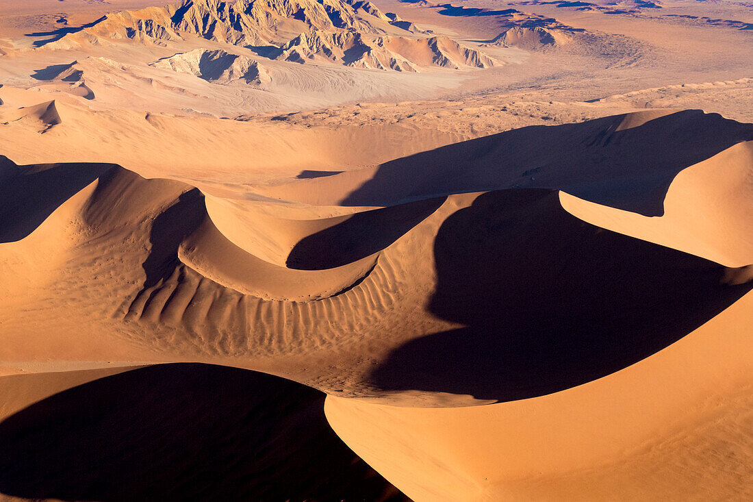 Afrika, Namibia, Namib-Naukluft-Park. Luftaufnahme einer Wüstenlandschaft