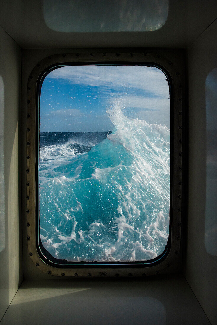 Antarktis, Drake-Passage. Blick aus dem Fenster auf die Wellen.