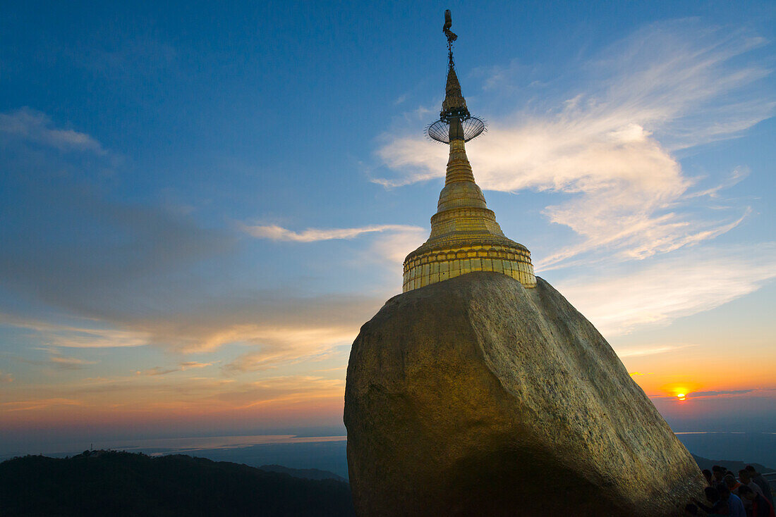 Kyaiktiyo-Pagode (Goldfelsen) bei Sonnenuntergang, eine kleine Pagode, die auf einem Granitfelsen erbaut wurde und mit goldenen Blättern bedeckt ist, die von Anhängern aufgeklebt wurden, Staat Mon, Myanmar