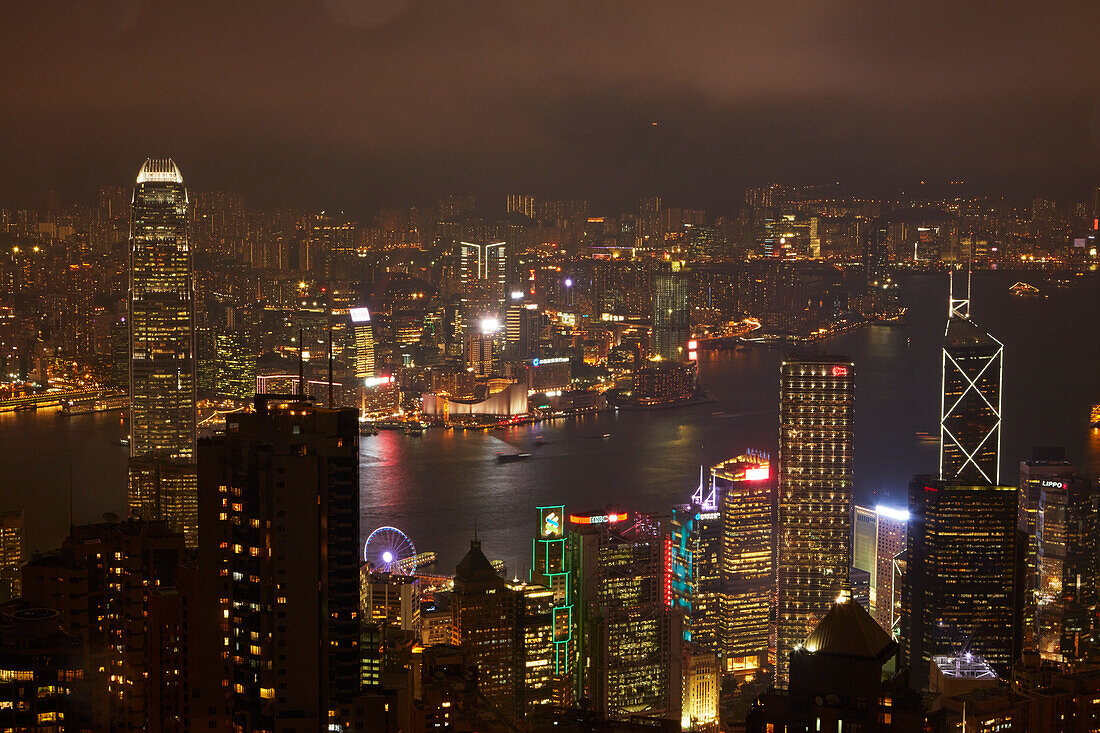 Blick über Kowloon, Victoria Harbor und Central vom Victoria Peak, Hongkong, China