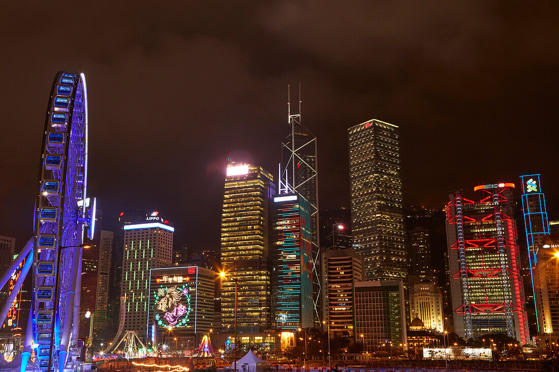 Lichtshow auf Wolkenkratzern und Hongkong Observation Wheel, Central, Hongkong, China