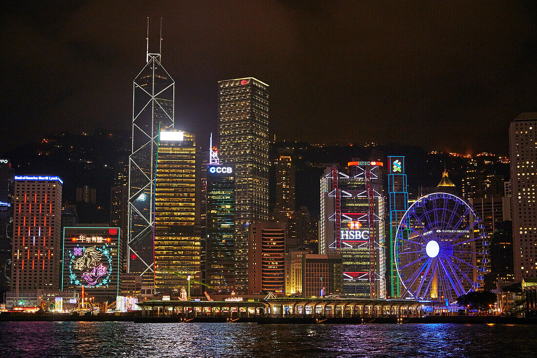 Victoria Harbor, Wolkenkratzer und Hongkong Observation Wheel, Central, Hongkong, China