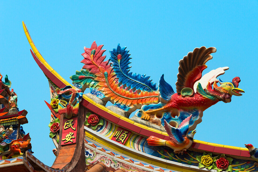 Phönix-Statue auf dem Dach eines Matsu-Tempels, Xiamen, Provinz Fujian, China