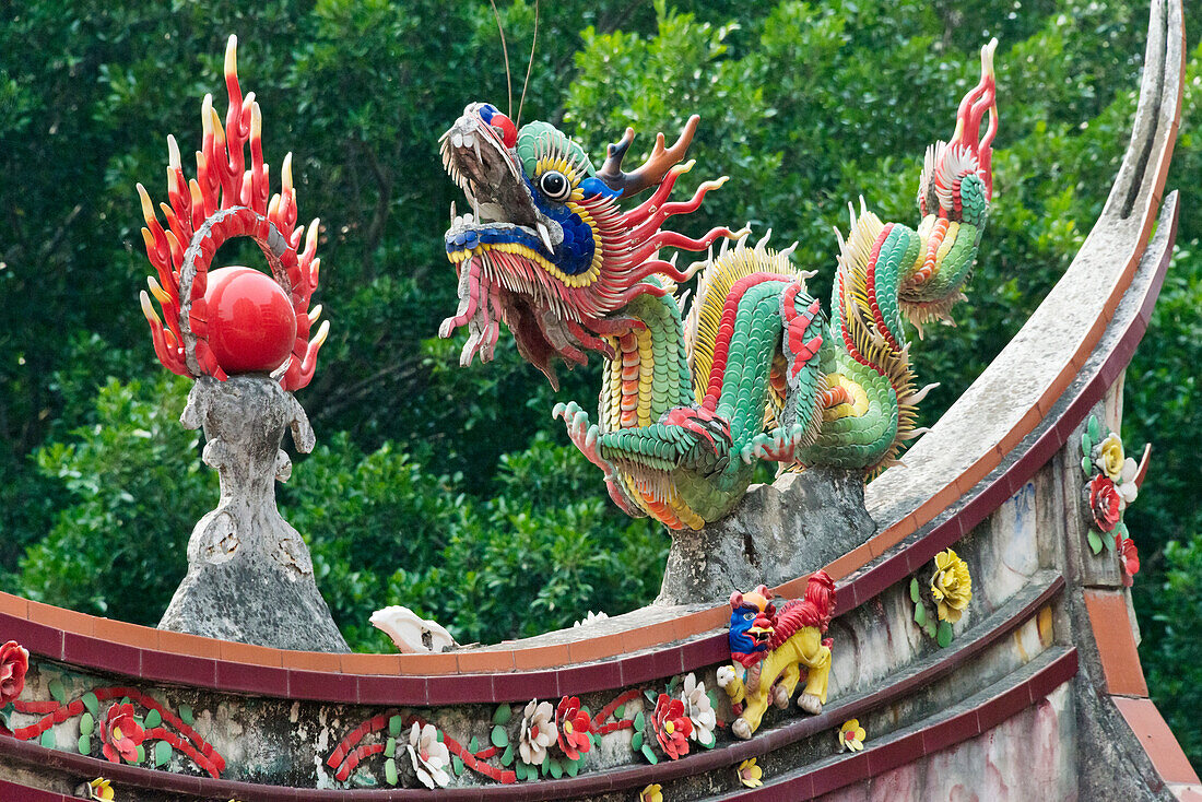 Drachenskulptur auf dem Dach eines Tempels, Xiamen, Provinz Fujian, China