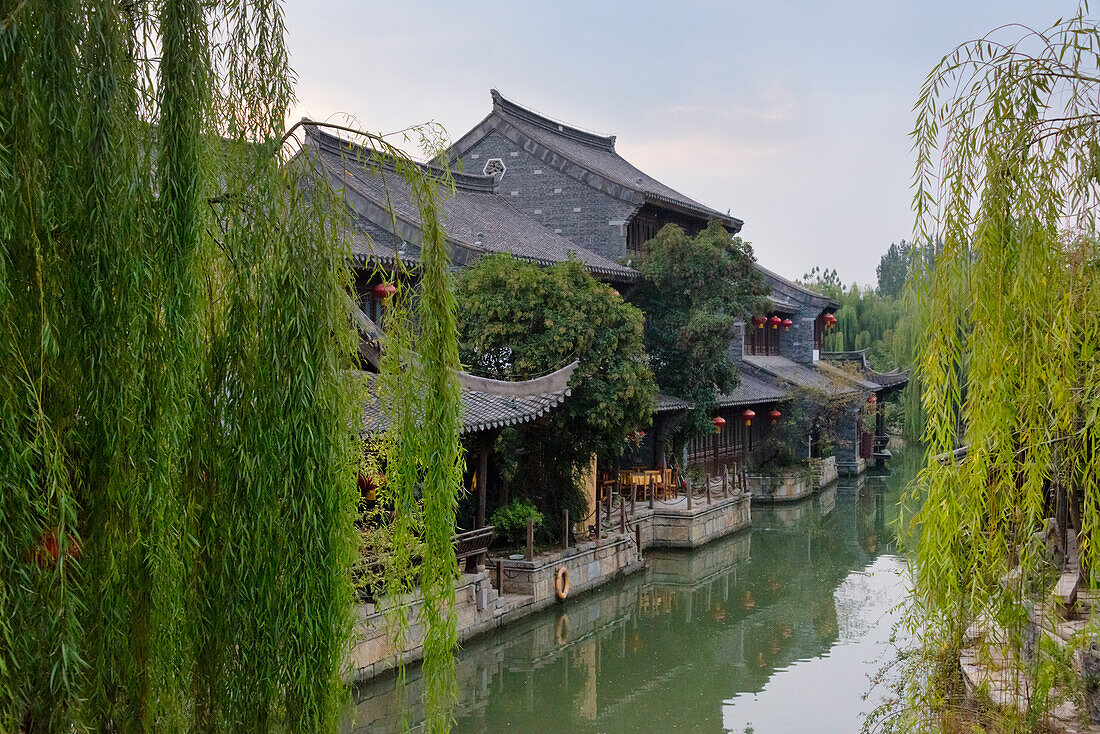 Traditionelle Häuser am Großen Kanal, die alte Stadt Taierzhuang, Provinz Shandong, China