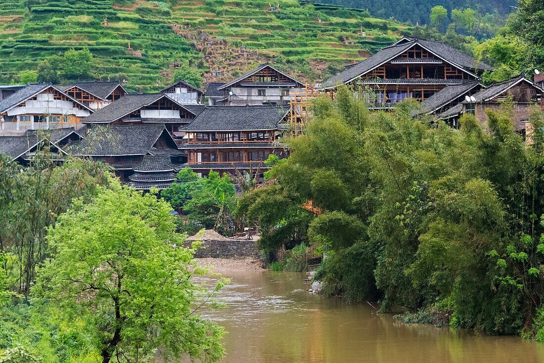Dorf mit Fluss, Chengyang, Sanjiang, Provinz Guangxi, China