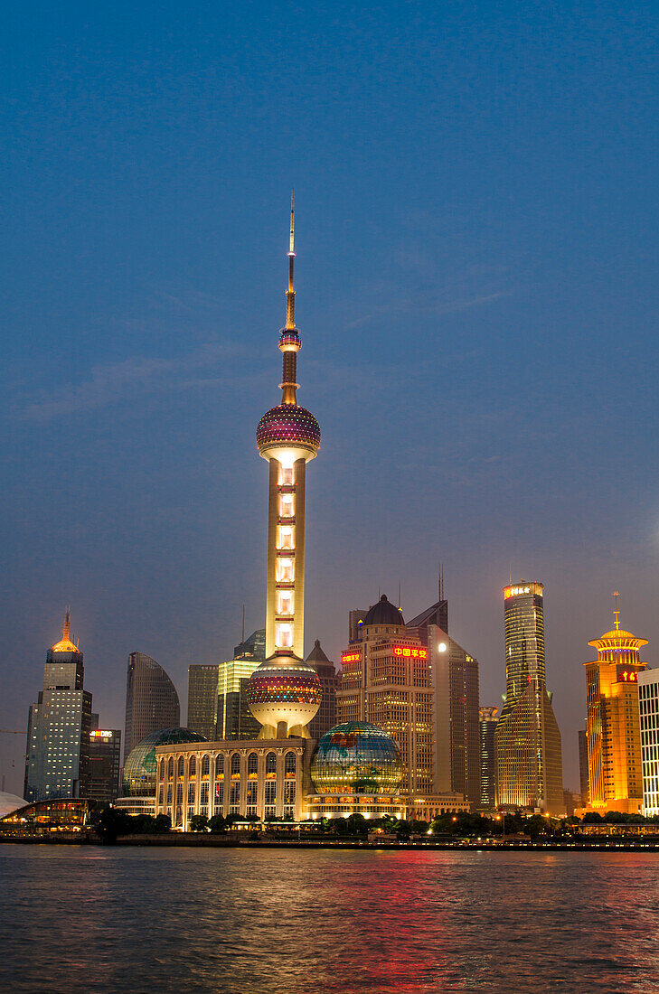 Perlenturm über der Skyline des Stadtteils Pudong und dem Huangpu-Fluss Shanghai, China.