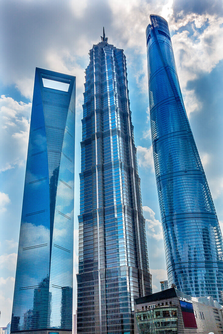 Drei Wolkenkratzer spiegeln sich in einem Muster, Liujiashui Financial District, Shanghai, China. Shanghai Tower, Shanghai World Financial Center und Jin Mao Tower