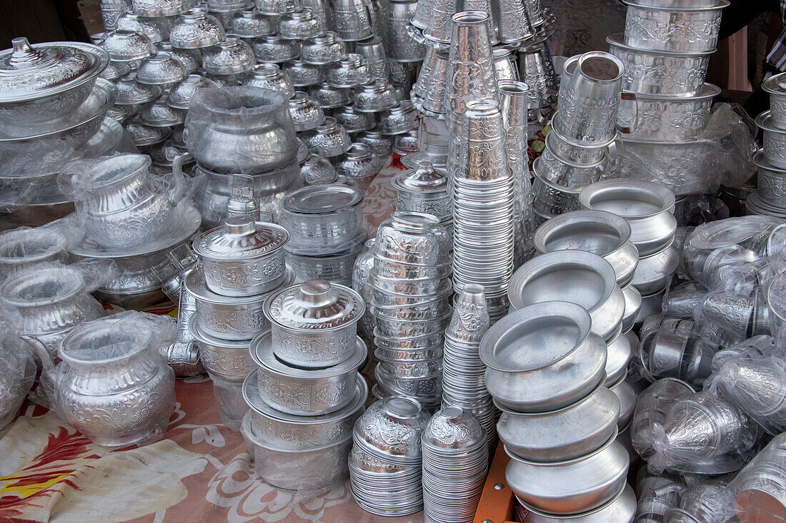 Indien, Delhi, Alt-Delhi. Aluminium-Verkäufer, Detail von Waren zum Verkauf.