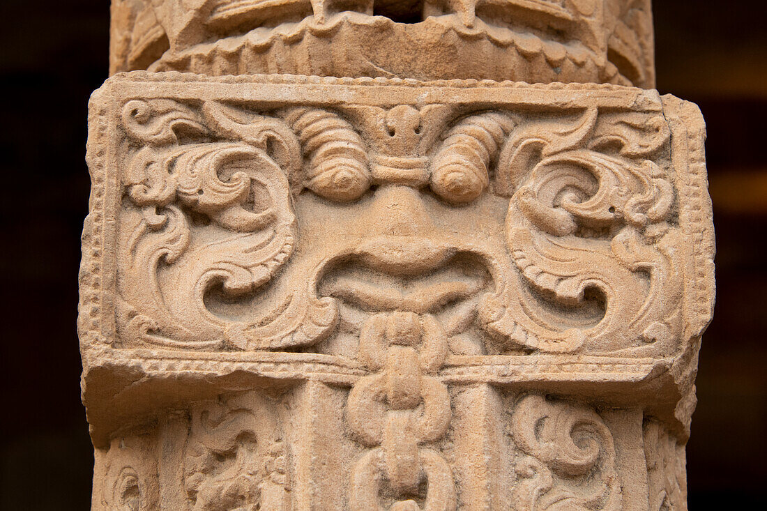 Indien, Delhi. Qutub Minar, ca. 1193, eines der frühesten bekannten Beispiele islamischer Architektur. Detail eines kunstvoll geschnitzten Sandsteins. UNESCO.