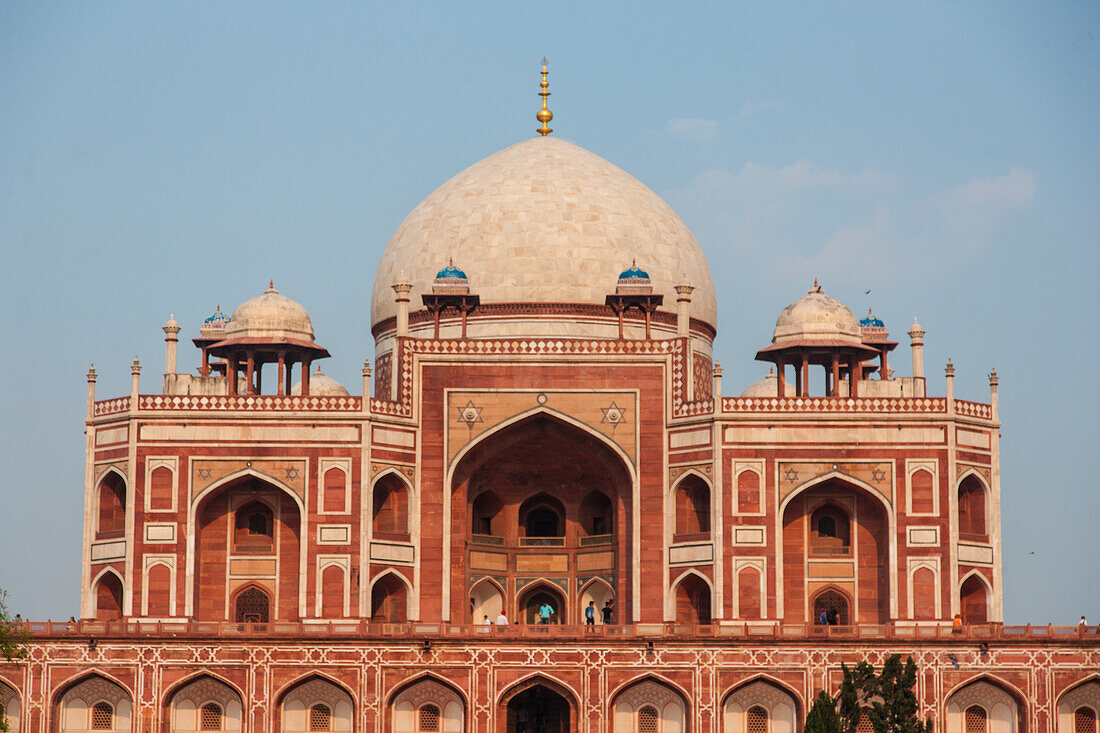 Indien. Verehrer am Humayun's Tomb in Neu-Delhi.