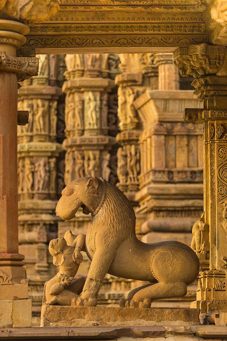 Indien. Hindu-Tempel in Khajuraho, UNESCO-Weltkulturerbe, berühmt für seine erotischen Schnitzereien.
