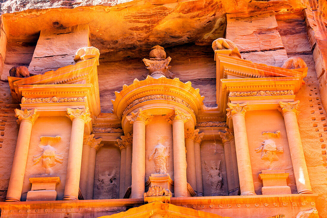 Siq, Petra, Jordanien. Die Schatzkammer wurde 100 v. Chr. von den Nabatäern erbaut. Der gelbe Canyon wird rosarot, wenn die Sonne untergeht.