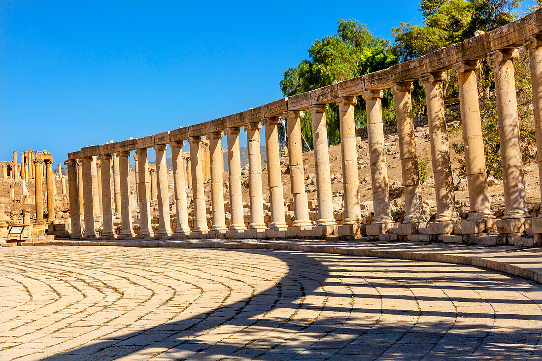 Ovaler Platz, 160 ionische Säulen, Jerash, Jordanien. Jerash kam 300 v. Chr. bis 100 n. Chr. an die Macht und war bis 600 n. Chr. eine Stadt. Erst 1112 n. Chr. wurde sie von Kreuzrittern erobert. Berühmtes Handelszentrum. Die ursprünglichste römische Stadt im Nahen Osten.
