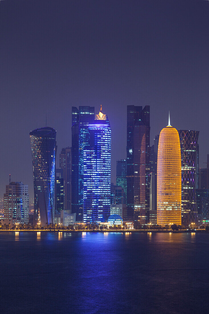 Katar, Doha, Doha Bay, West Bay Wolkenkratzer in der Morgendämmerung, mit dem World Trade Center in Blau und dem Burj Qatar in Gold