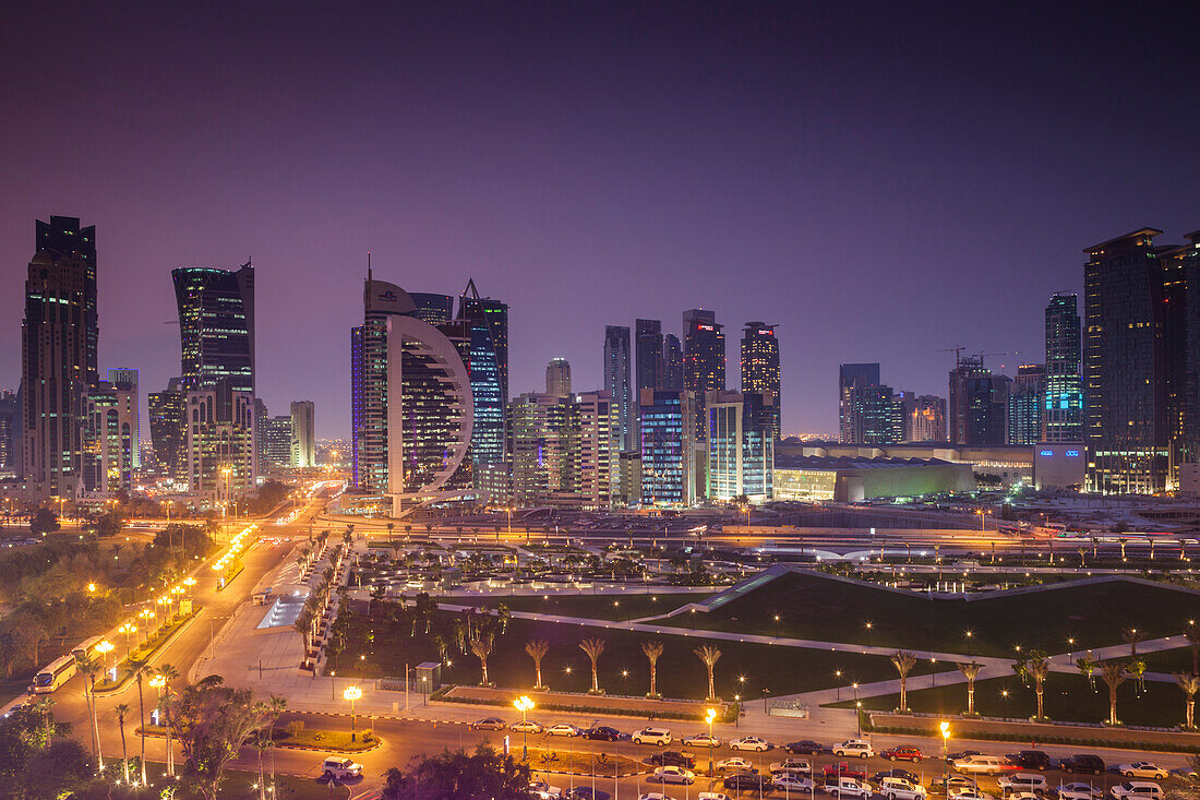 Katar, Doha, Doha Bay, West Bay-Wolkenkratzer, Blick von oben, Abenddämmerung