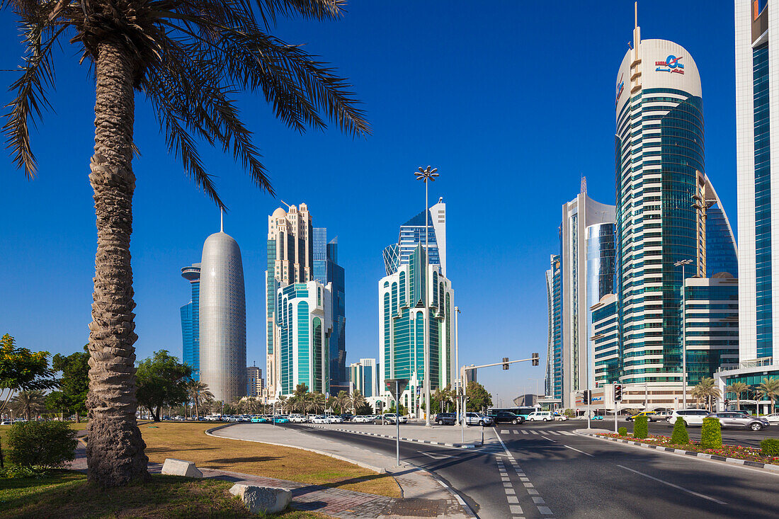 Katar, Doha, Doha Bay, West Bay-Wolkenkratzer, Morgen