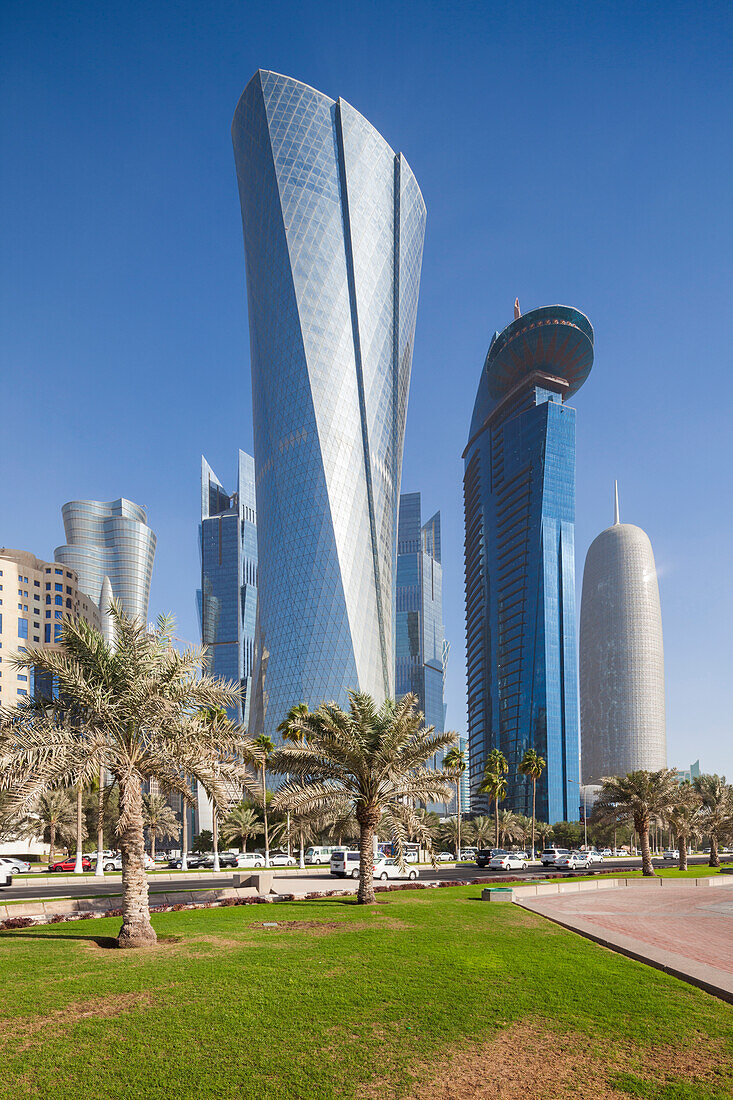Katar, Doha, Doha Bay, West Bay-Wolkenkratzer von der Corniche aus, morgens