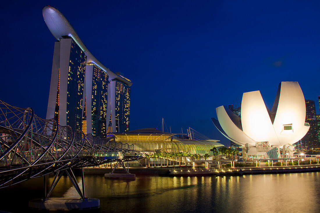 Singapur. Marina Bay Sands Hotel und Wissenschaftszentrum bei Nacht