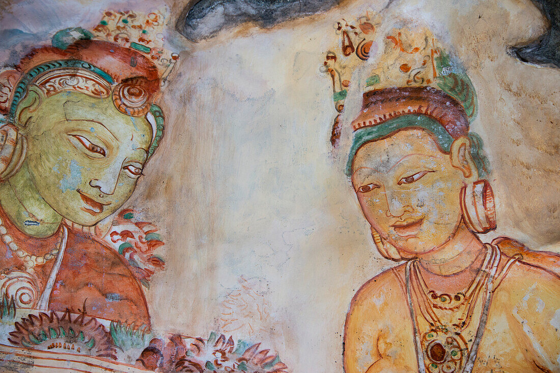 Sri Lanka, Sigiriya, alte Felsenfestung aus dem ersten Jahrtausend. Fresko der Felsenmalerei "Die Jungfrauen der Wolken" (Museumsreproduktion) UNESCO-Welterbe.