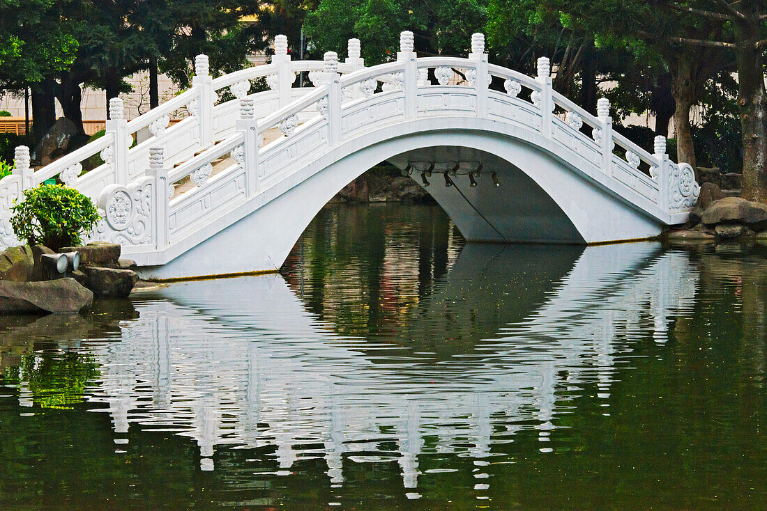 Brücke im Garten des Liberty Square (auch Freiheitsplatz), Taipeh, Taiwan