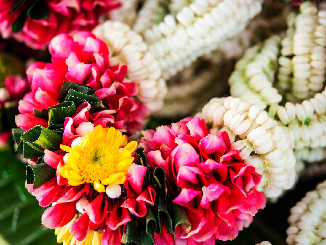 Thailand, Straßenblumenmarkt in Bangkok. Blumen für die Auslage