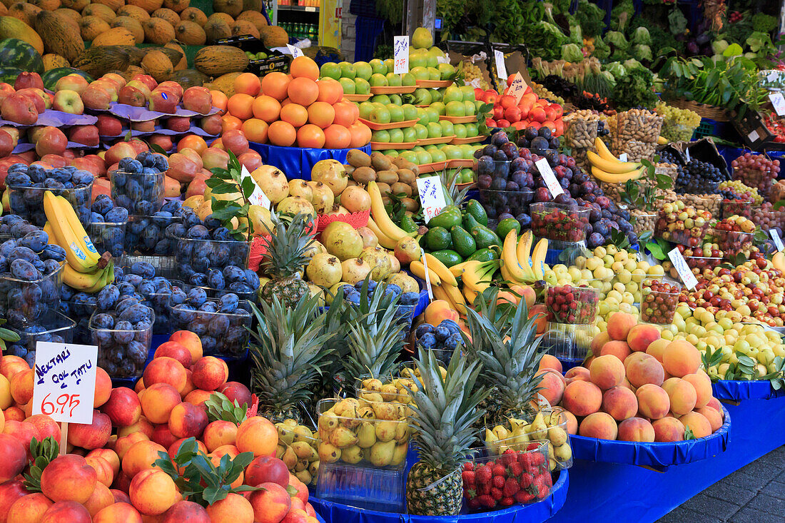 Türkei, Istanbul. Kadikoy District, Straßenmarkt mit einer großen Auswahl an frischen Früchten.
