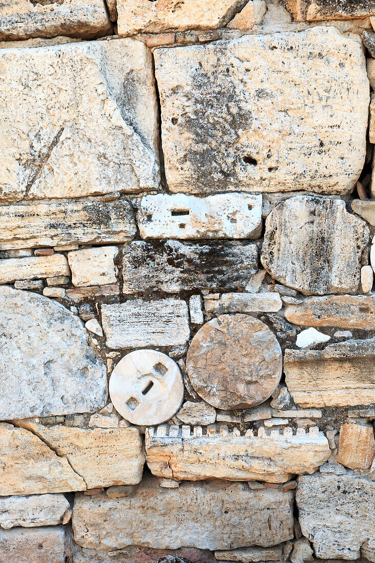 Türkei, Provinz Denizli, Tal des Flusses Menderes, Pamukkale. Steinmauer aus verschiedenen Ruinenstücken.