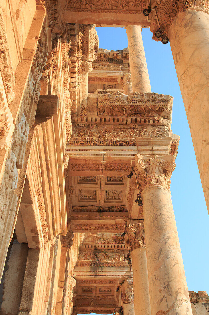 Türkei, Provinz Izmir, Selcuk, antike Stadt Ephesus, antikes Weltzentrum des Reisens und des Handels an der Ägäis an der Mündung des Flusses Cayster. Bibliothek des Celsus.