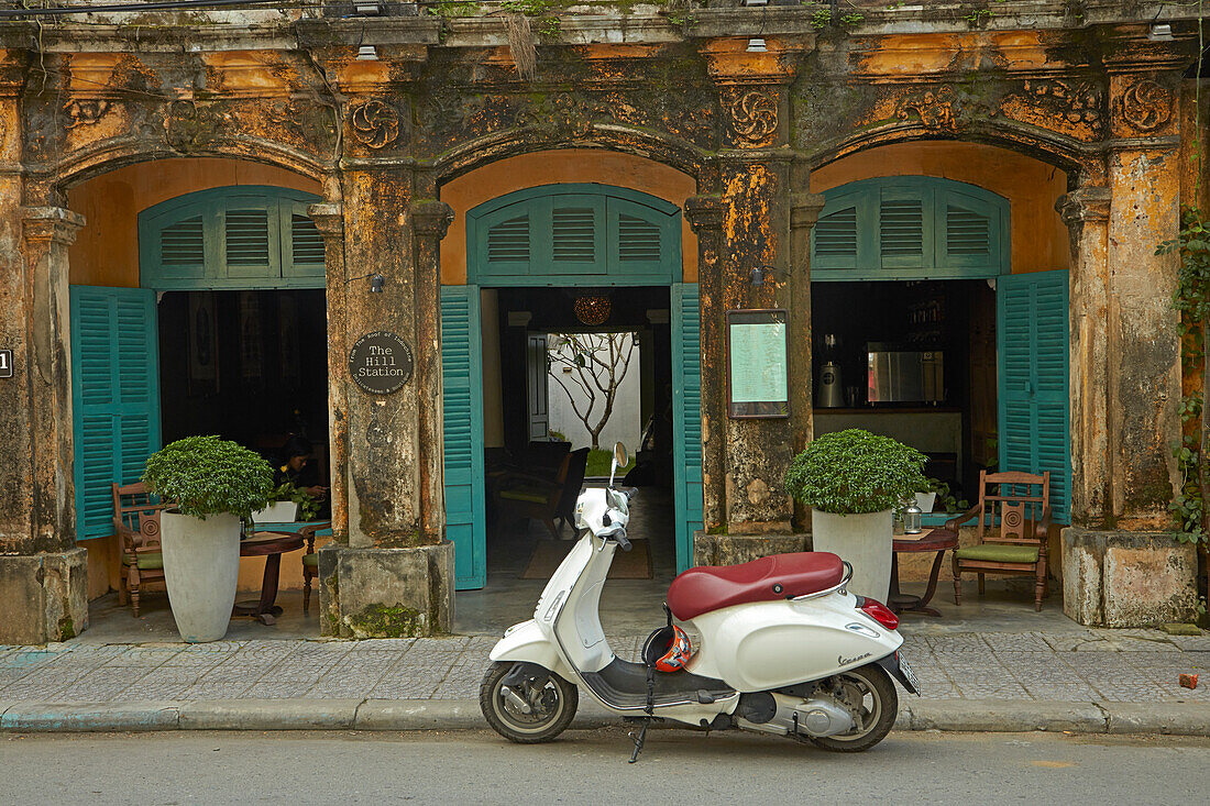 Vespa-Roller und The Hill Station Deli and Boutique, Hoi An (UNESCO-Welterbe), Vietnam