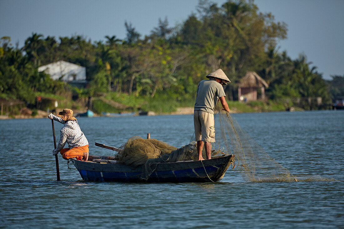 Fischen vom Boot aus auf dem Thu-Bon-Fluss, Hoi An (UNESCO-Welterbe), Vietnam
