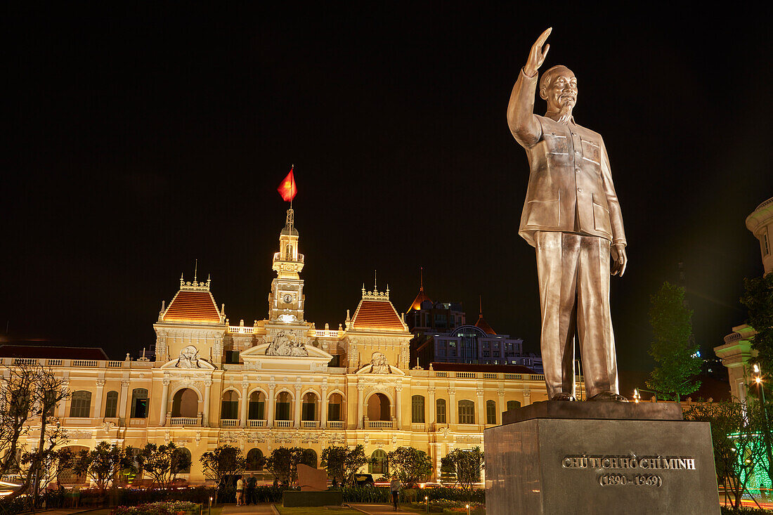 Historisches Gebäude des Volkskomitees (ehemaliges Hotel de Ville de Saigon) und Ho-Chi-Minh-Statue, Ho-Chi-Minh-Stadt (Saigon), Vietnam