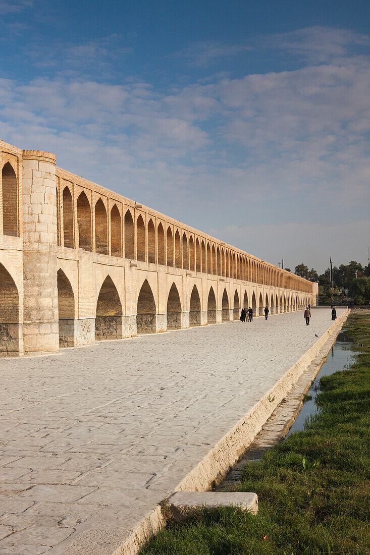 Zentraliran, Isfahan, Si-O-Seh-Brücke, Morgendämmerung