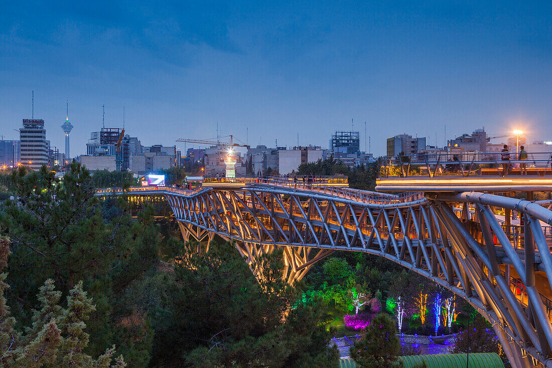 Iran, Teheran, Stadtsilhouette von der Pole E Tabiat Naturbrücke, entworfen von der kanadisch-iranischen Architektin Leila Araghian, erbaut im 21. Jahrhundert, Dämmerung