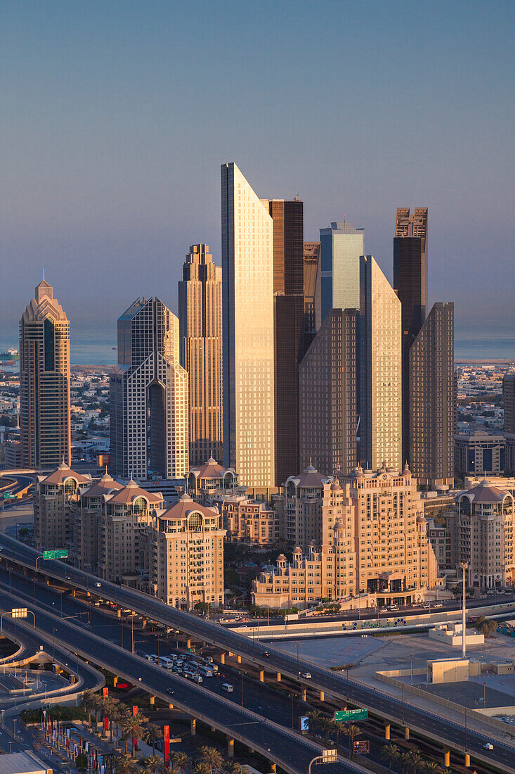 VAE, Stadtzentrum Dubai. Erhöhte Ansicht der Wolkenkratzer an der Sheikh Zayed Road vom Stadtzentrum aus