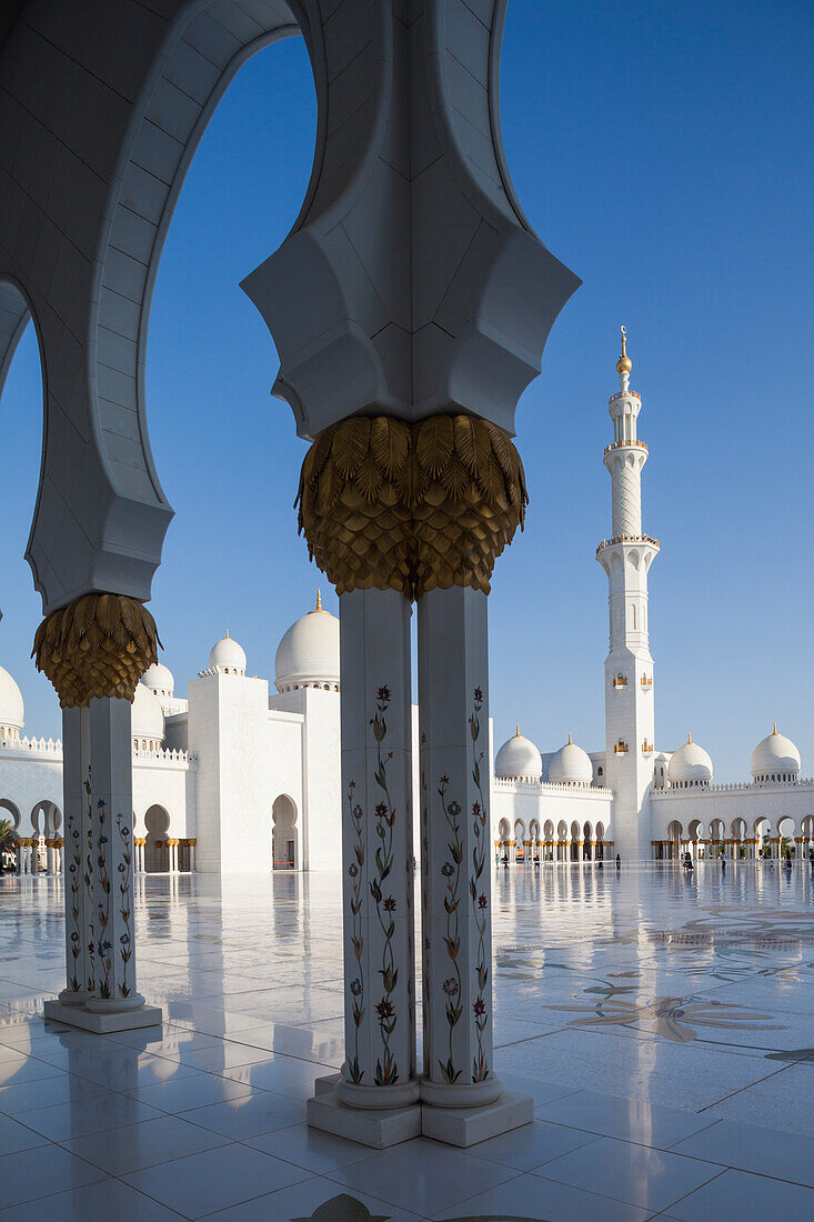 VAE, Abu Dhabi. Innenhof der Sheikh Zayed bin Sultan Moschee