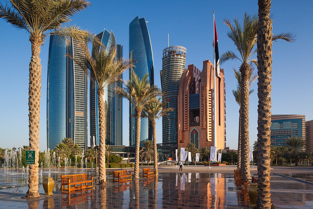 VAE, Abu Dhabi. Springbrunnen der Etihad Towers und des Emirates Palace Hotels
