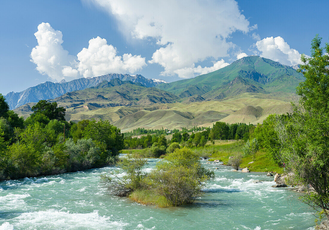 Landschaft bei Toktogul in der Nähe der Tien-Shan-Autobahn, die Bischkek mit Osch verbindet, im Tien-Shan- oder Himmelsgebirge, Kirgisistan