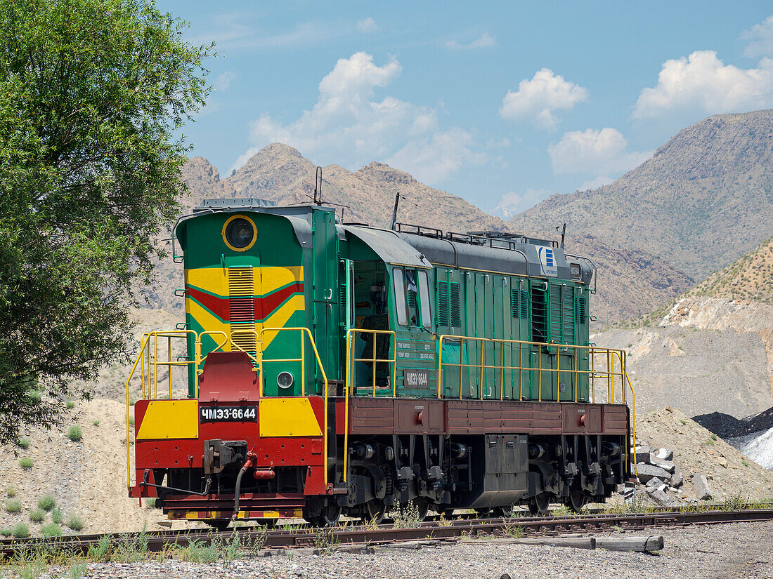 Eisenbahn für den Transport von Kohle. Stadt Tasch Kumyr, ein Kohleabbaugebiet im Tien Shan oder himmlischen Gebirge, Kirgisistan