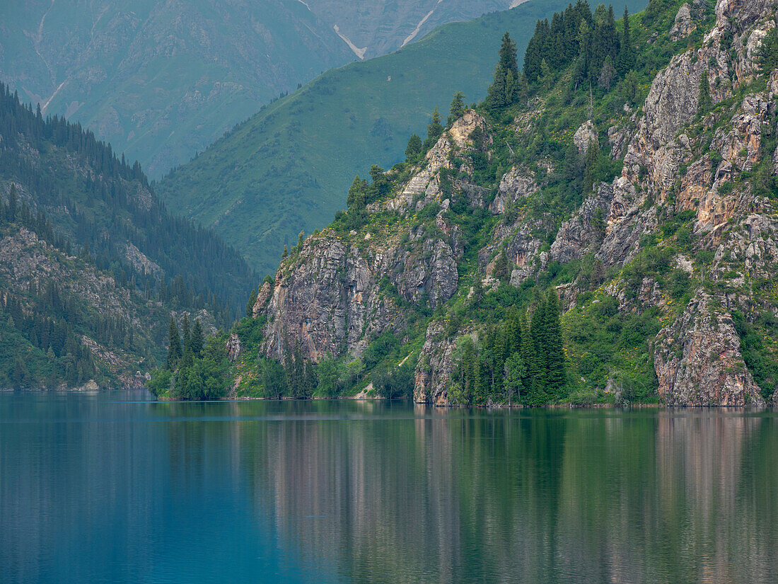 Sary-Tschelek-See im Naturschutzgebiet Sary-Tschelek (Sary-Tschelek), UNESCO-Welterbe, Westlicher Tien Shan. Tien-Shan-Gebirge oder himmlische Berge in Kirgisien, Kirgisistan