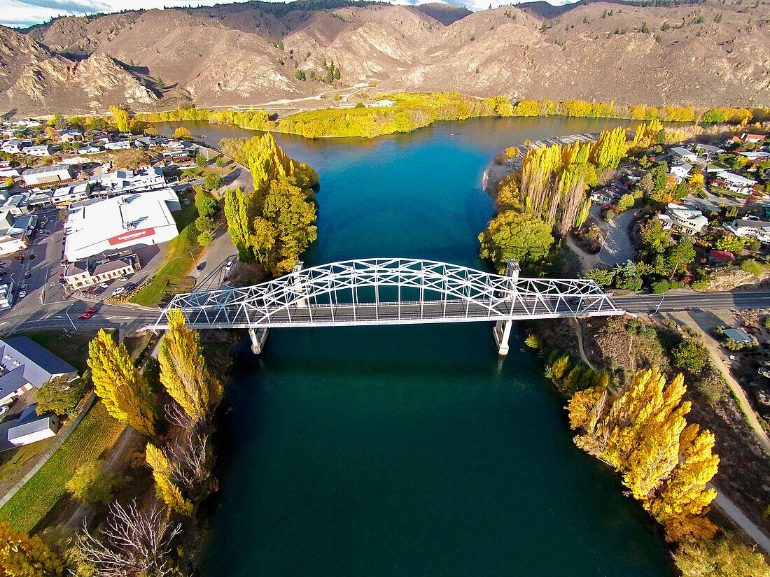 Alexandra Bridge und Clutha River im Herbst, Central Otago, Südinsel, Neuseeland, Drohnenaufnahme