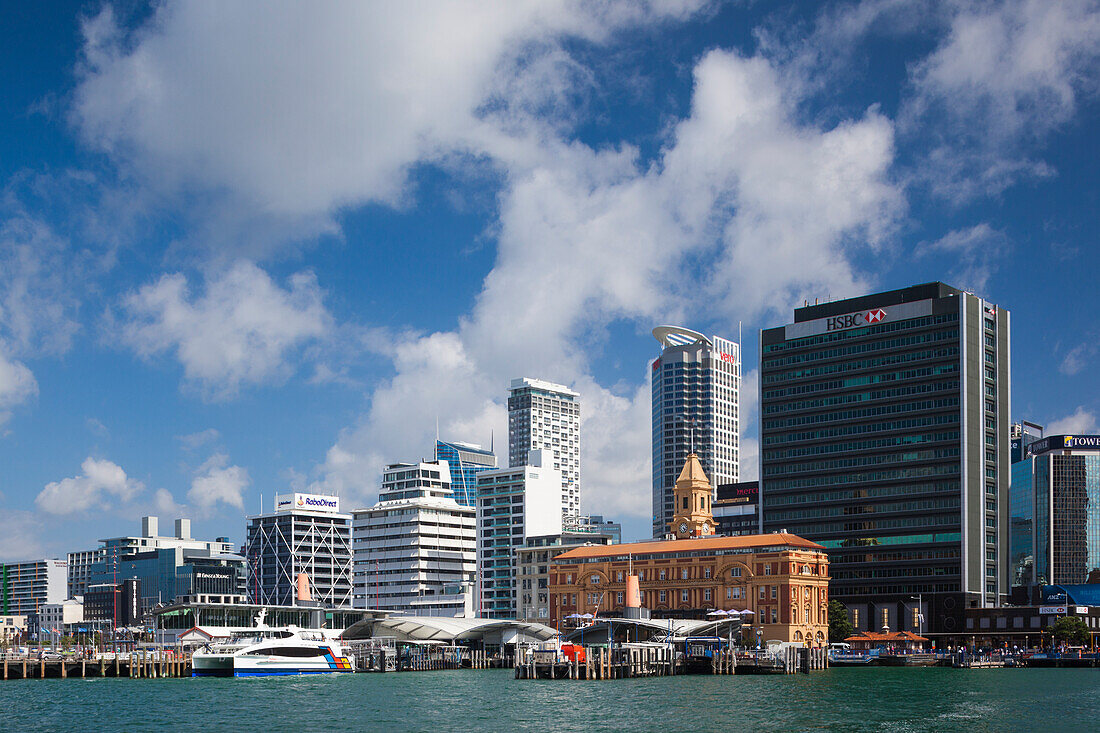 Neuseeland, Nordinsel, Auckland. Skyline mit Blick auf den Hafen und das Ferry Building