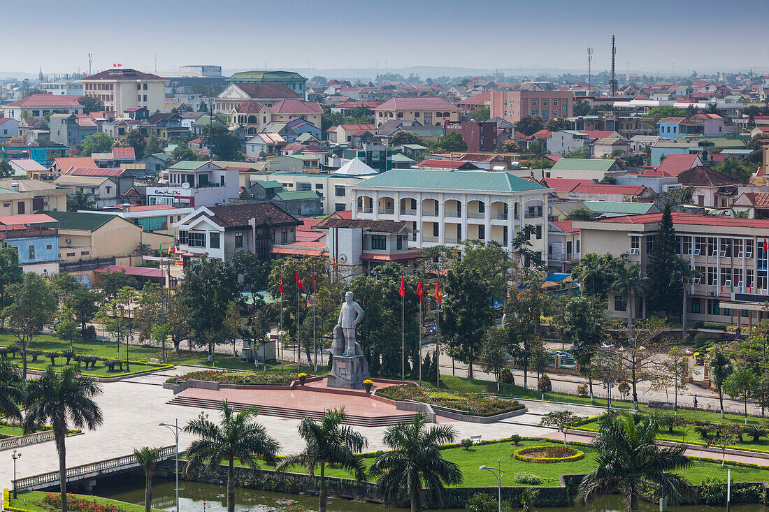 Vietnam, DMZ-Gebiet. Dong Ha, Stadtansicht von oben, mit Ho-Chi-Minh-Statue