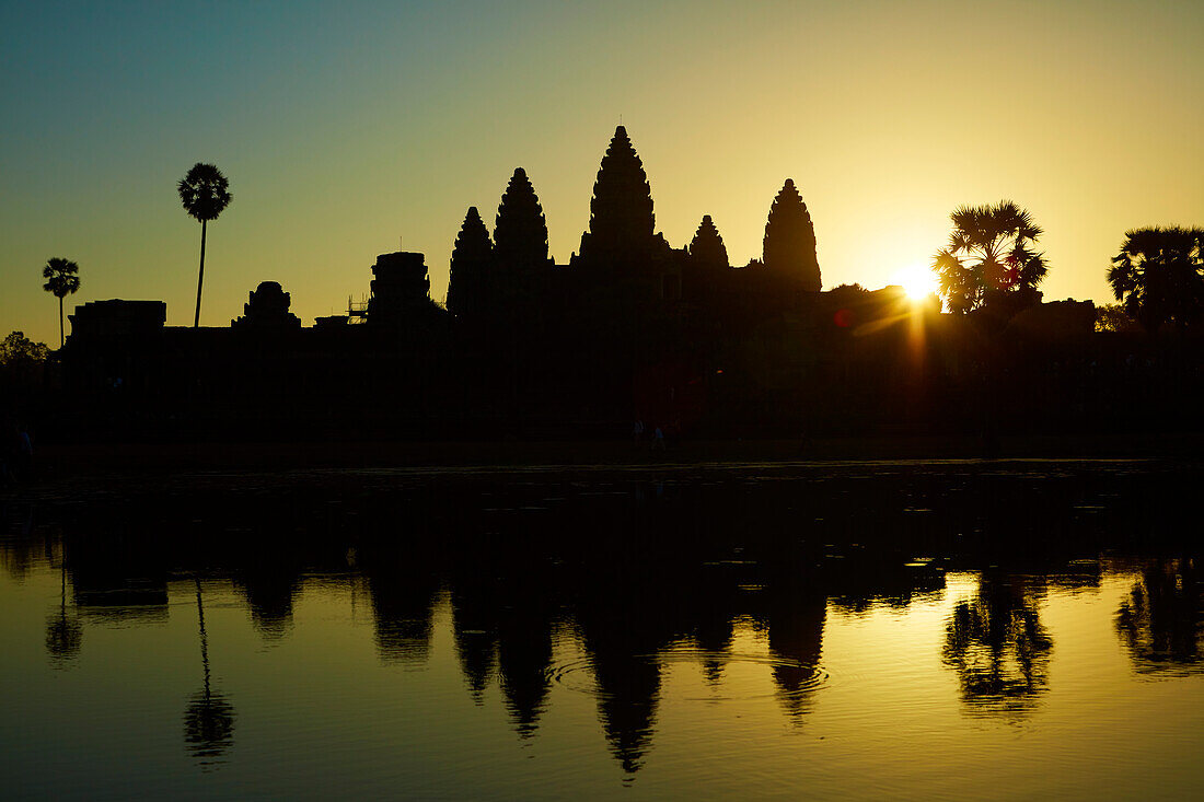 Sonnenaufgang über Angkor Wat, Weltkulturerbe Angkor, Siem Reap, Kambodscha (Großformat verfügbar)