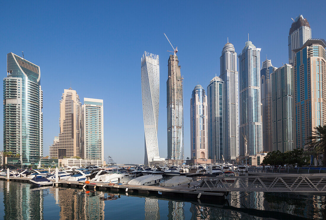 VAE, Hochhäuser der Dubai Marina, einschließlich des verdrehten Cayan Towers