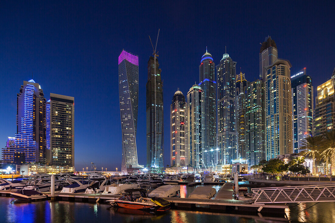 VAE, Dubai Marina-Hochhäuser, einschließlich des verdrehten Cayan-Turms