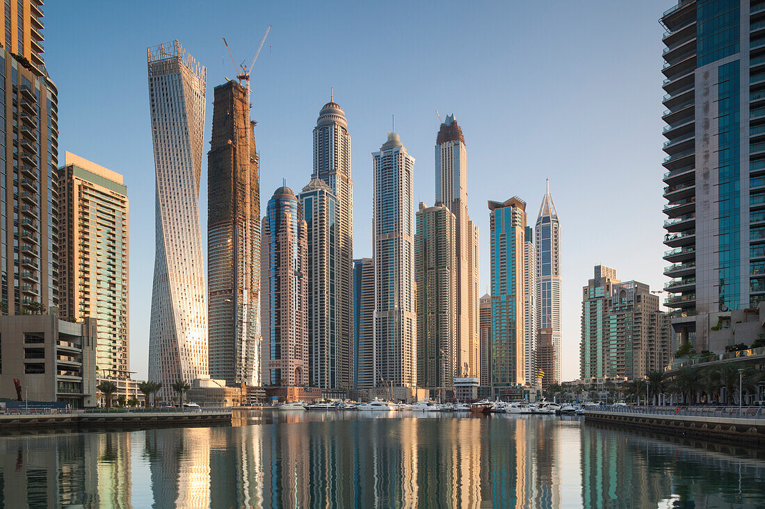 VAE, Dubai Marina-Hochhäuser, darunter der verdrehte Cayan Tower